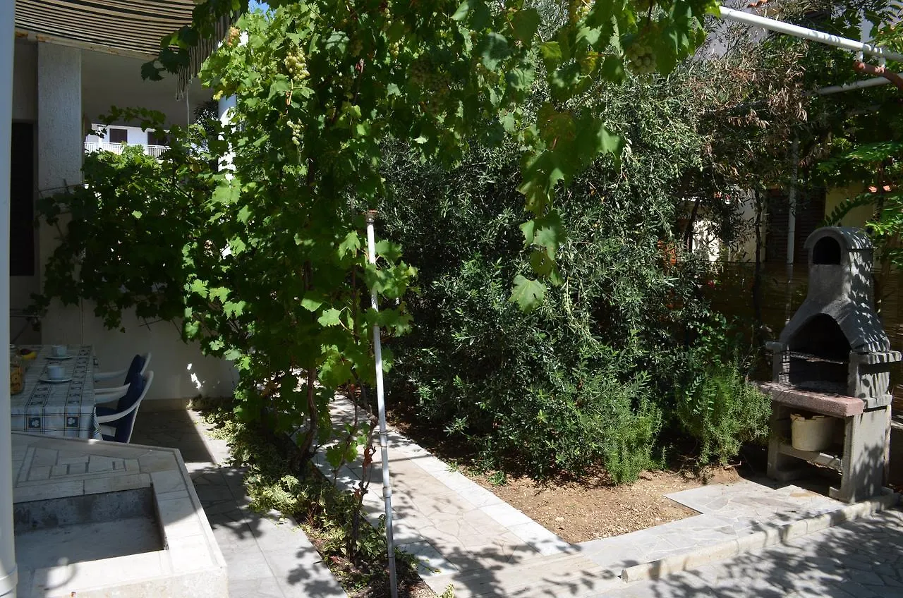 Apartments Sersic Baska I  巴斯卡