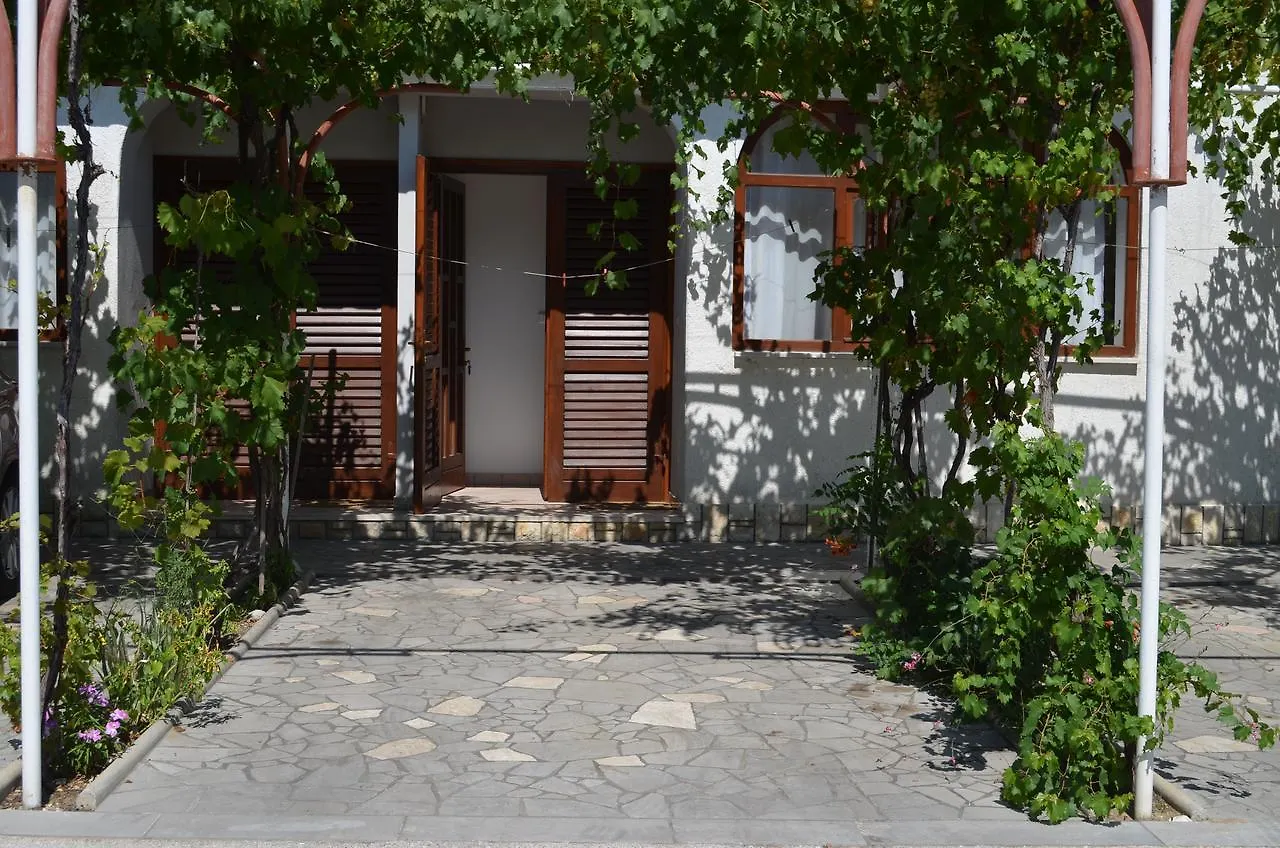 Apartments Sersic Baska I  巴斯卡